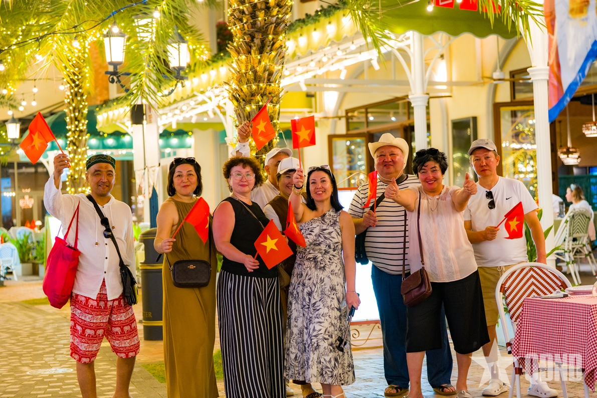 Các điểm du lịch cả nước rực rỡ cờ hoa chào mừng Đại hội XIV